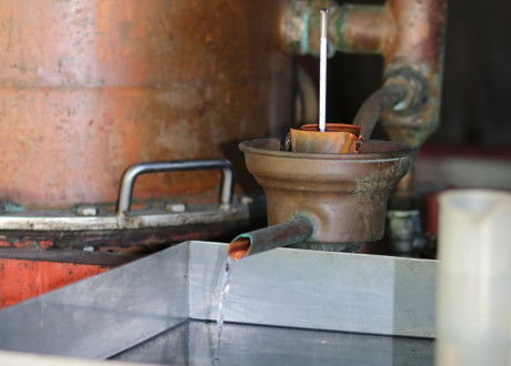 Découvrez l'art de la distillation avec Marc Blanchard et son alambic !